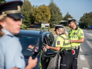 Policisté střízlivým řidičům rozdávali nealko pivo.