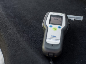 Policisté střízlivým řidičům rozdávali nealko pivo.