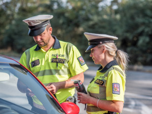 Policisté střízlivým řidičům rozdávali nealko pivo.