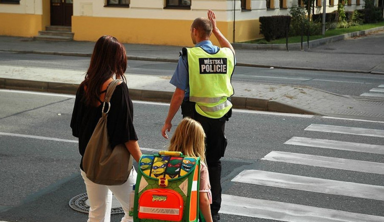 Strážníci a dobrovolníci v Českých Budějovicích obsadí přechody pro chodce u škol