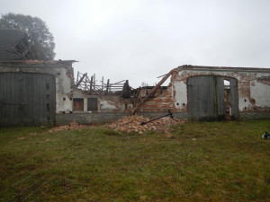 V Údraži na Písecku se zřítila střecha stodoly. Sutiny prohledával cvičený pes