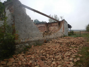 V Údraži na Písecku se zřítila střecha stodoly. Sutiny prohledával cvičený pes