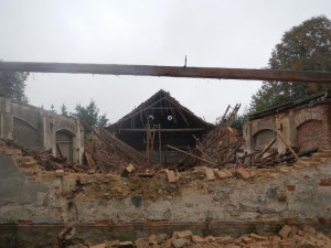 V Údraži na Písecku se zřítila střecha stodoly. Sutiny prohledával cvičený pes