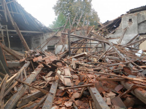V Údraži na Písecku se zřítila střecha stodoly. Sutiny prohledával cvičený pes