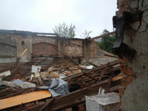 V Údraži na Písecku se zřítila střecha stodoly. Sutiny prohledával cvičený pes