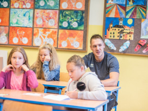 FOTO: V budějcké základní škole Oskara Nedbala pasovali na prvňáčky jedenadevadesát dětí
