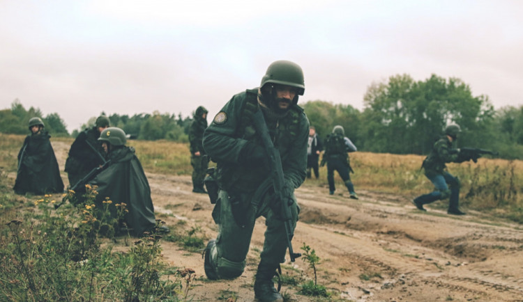 Civilisté si vyzkoušeli vojenský výcvik. Nacvičovali bojové drily při kontaktu s protivníkem.