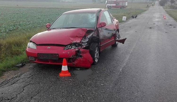 K vážné dopravní nehodě došlo dnes před sedmou hodinou ráno na silnici z obce Brloh směrem na Chlumeček na Českokrumlovsku. Osobní auto se tam srazilo s motorkou.