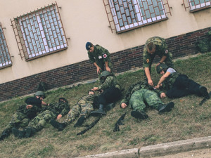 Procvičovali aplikaci turniketu, který slouží k zastavění masivního končetinového krvácení.