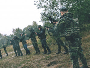 Učili se, jak manipulovat s útočnou puškou CZ 805 BREN.