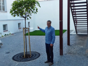 Osazení mobiliářem čeká nový prostor pro relaxaci studentů. Na snímku ředitel Bigy Martin Maršík.