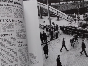 RECENZE: Výstavu Osmašedesátý, rok nadějí a zklamání doprovází krásná publikace