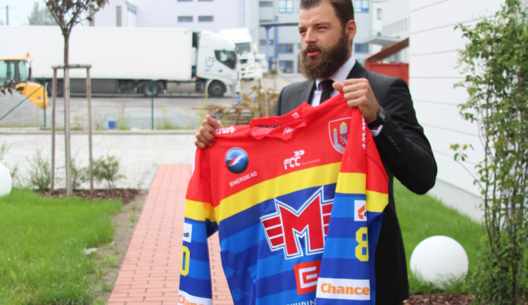 Zdeněk Kutlák představuje nový dres pro sezonu 2018/2019