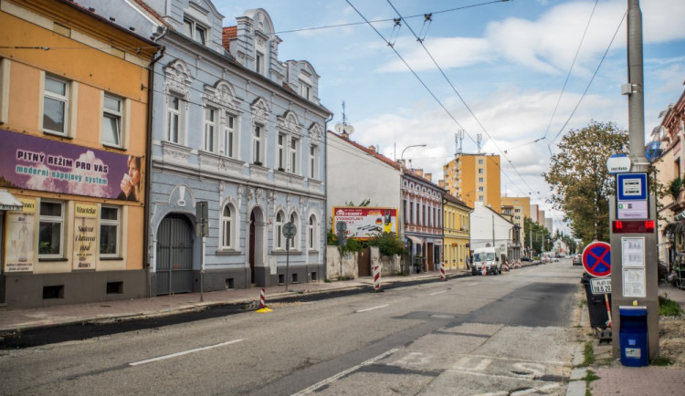 Lidická třída se stále opravuje.