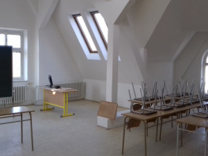 Učebny jsou nově vybaveny rozvody rychlého internetu.