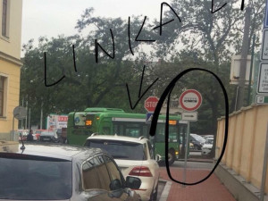 Původně ale v ulici J. Š. Baara dopravní značení zakazovalo odbočení autobusů vpravo.