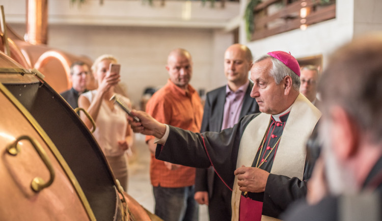 VIDEO/FOTO: Požehnaný světlý ležák pomůže charitě a poputuje i do Vatikánu