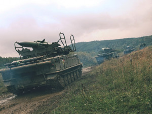 Procvičují zájezdy techniky do palebného postavení