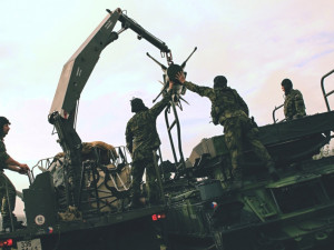 Odpalovací zařízení 2P25 je nabíjeno raketami z nabíjecího přepravníku TZM.