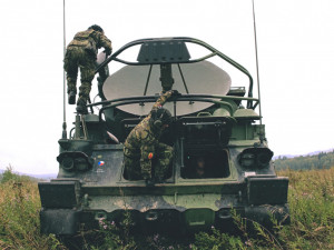 Osádce řídícího a naváděcího radiolokátoru SURN CZ je veleno- „K boji!“