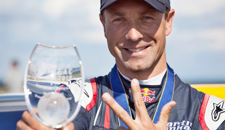 Český akrobatický pilot Martin Šonka získal potřetí za sebou titul mistra Evropy v disciplíně freestyle.