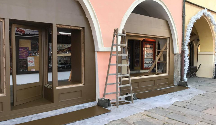 Na náměstí už se rýsují první kulisy.