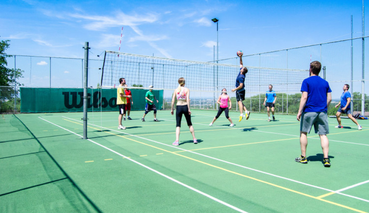 Technika postaví pro studenty hřiště na míčové sporty