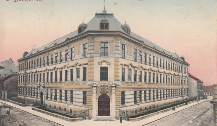 SOUTĚŽ: O historii budějckého gymnázia vypráví nová výstava v Jihočeském muzeu