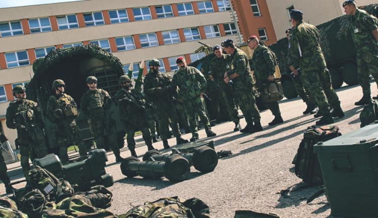 Generál Opata si prohlédl vybavení družstva, vyzbrojeného protiletadlovým raketovým kompletem RBS-70