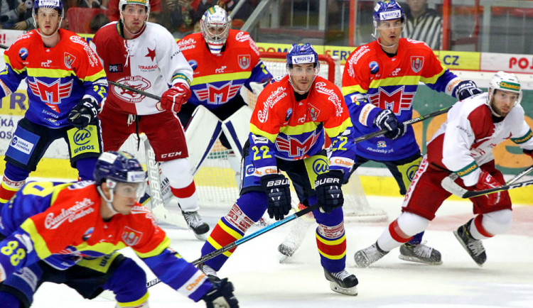 Staronová tvář v dresu Motoru Jiří Šimánek (uprostřed) hlídkuje před Strmeněm