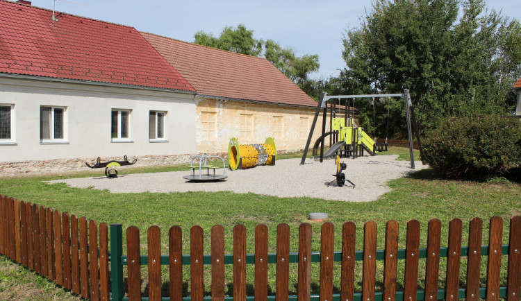 Nové dětské hřiště v Haklových Dvorech.