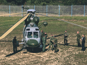 Náčelníka Generálního štábu AČR generálporučíka Aleše Opatu přivítal na půdě strakonického útvaru velitel plukovník Ján Sedliačik. JPG