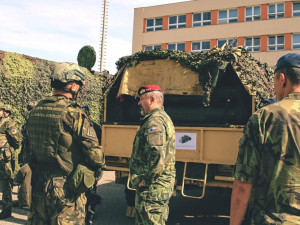 Seznámil se také s přepravními prostředky, jež strakoničtí vojáci používají. Patří mezi ně například lehká obrněná vozidla Dingo