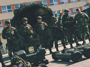 Generál Opata si prohlédl vybavení družstva, vyzbrojeného protiletadlovým raketovým kompletem RBS-70