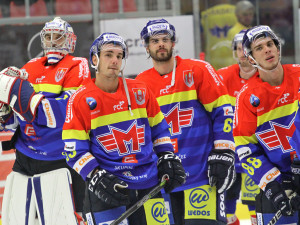 Motoráci po vítězném duelu. Zleva Strmeň, Doležal, Gilbert a Doktor