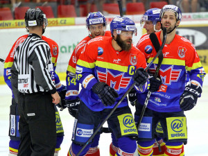 Skóre utkání otevřel hned v úvodní minutě kapitán Zdeněk Kutlák (uprostřed)