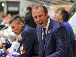 Hlavní trenér Václav Prospal měl po herním výpadku ve druhé třetině svým svěřencům co říct