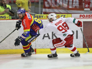 René Vydarený brání kotouč před Davidem Kohútem