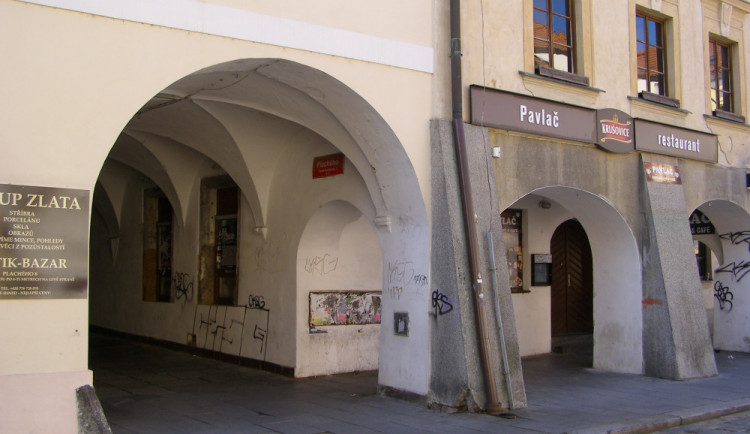 DRBNA HISTORIČKA: Dříve se pro Plachého uličku používal též název Durchhaus