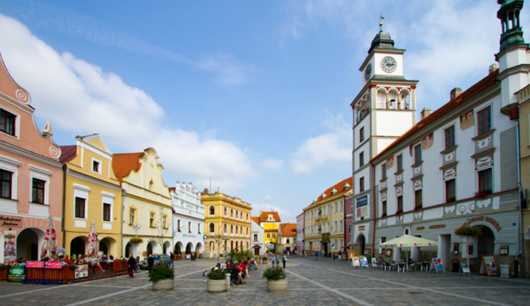 Výlepové plochy jsou na třeboňském Masarykově náměstí.