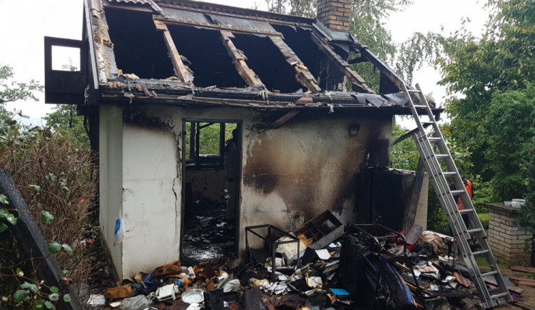 Při požáru chatky na Písecku uhořelo malé dítě.