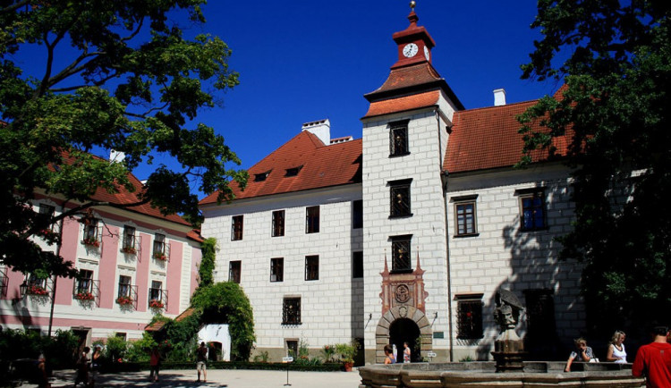 Velké nádvoří státního zámku Třeboň.