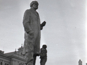 Po „sametové revoluci“ v roce 1989 se nad Vladimírem Iljičem začala stahovat mračna.