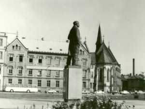 Po „sametové revoluci“ v roce 1989 se nad Vladimírem Iljičem začala stahovat mračna.