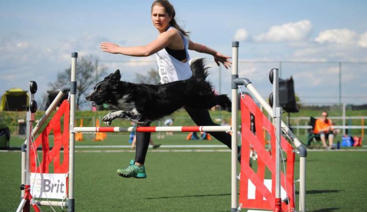 Eliška se svými pejsky zábodí.