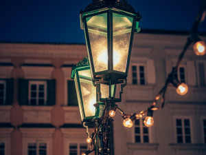 Vánoce v létě. Budějcké náměstí zasypal kvůli reklamě papírový sníh. Autor: Jan Novák