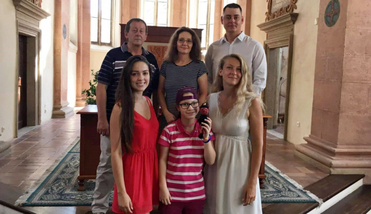 Jedenáctiletá Andrianka se starostou Jindřichova Hradce Stanislavem Mrvkou, svou poručnicí Martinou Richterovou a trojicí mladých lidí, kteří pro ni pořádají charitativní koncert - Tomášem Šnorkem, Nikolou Votrubovou a Eliškou Mrázovou.