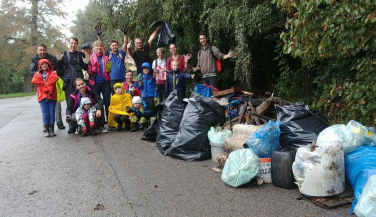 Dobrovolníci uklízeli ve Stromovce. Našli starou televizi, matraci nebo kusy oblečení