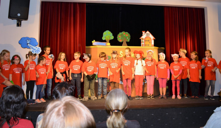 Tři prasátka v podání borovanského školního divadla Šok.