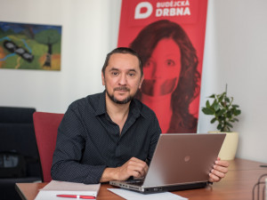 Thoma vysvětlil čtenářům Drbny odchod a návrat do hnutí, popsal i kroky, které by jako vítěz voleb podnikl
